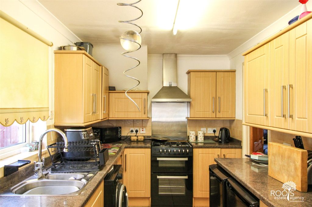 Property photo 3 of 10 Kitchen