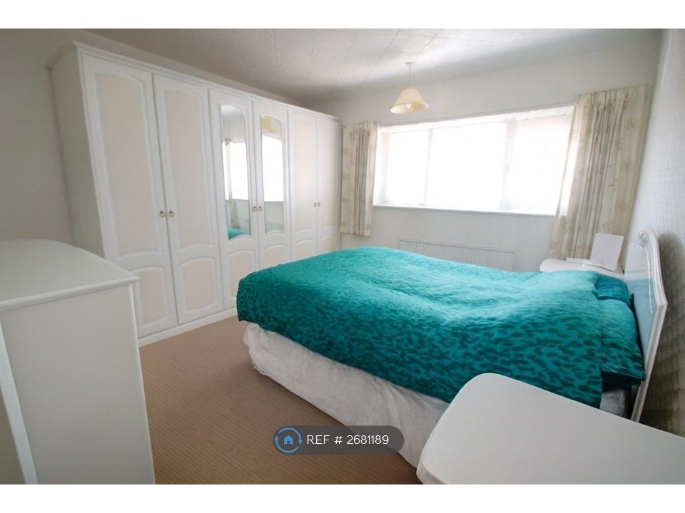 Property photo 3 of 11 Bedroom 1: 13'11 x 11'6