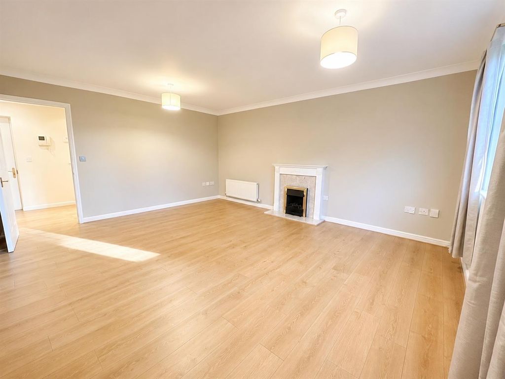 Property photo 3 of 18 Living Room