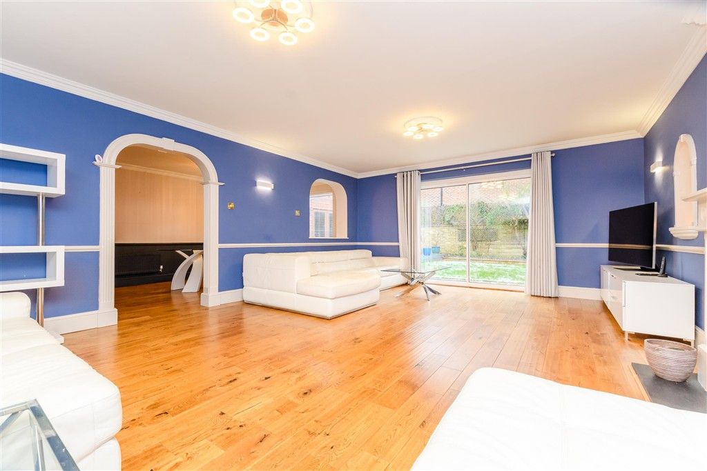 Property photo 2 of 15 Lounge