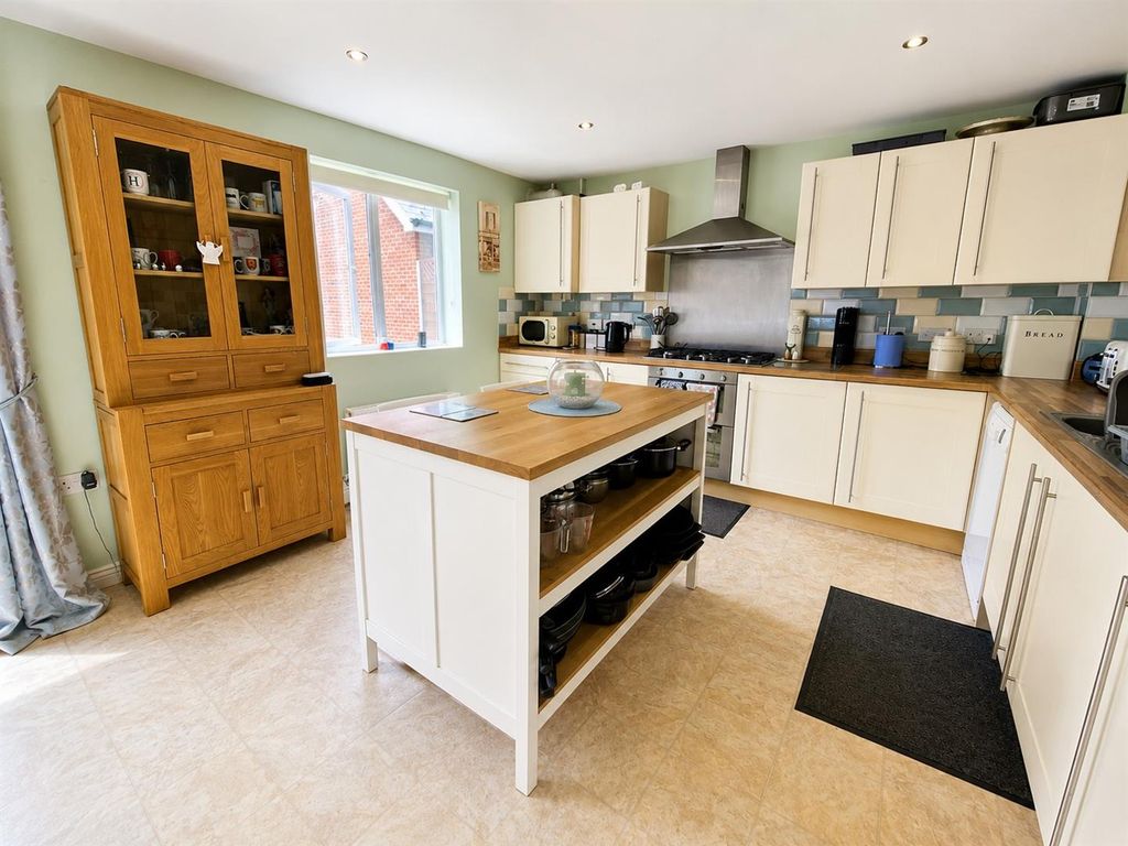 Property photo 2 of 19 Kitchen