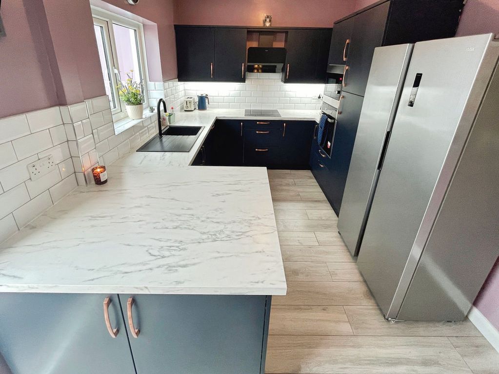 Property photo 3 of 19 Kitchen