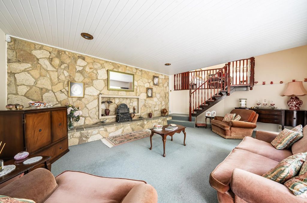 Property photo 2 of 17 1463555-12-6A183Ca7Bd129.Jpg