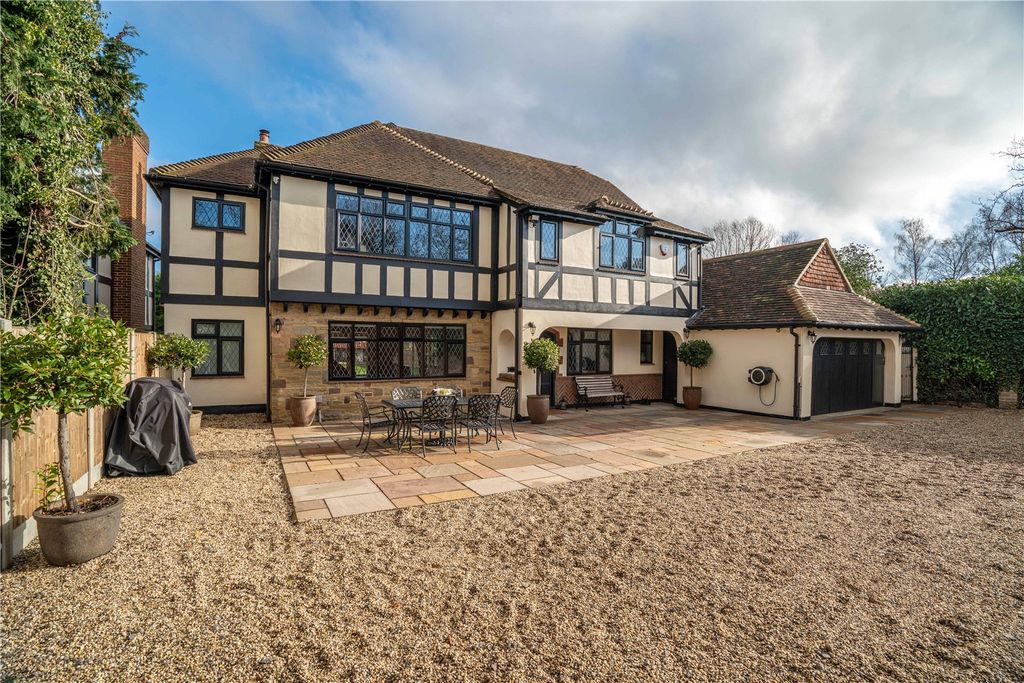 Property photo 2 of 16 Driveway