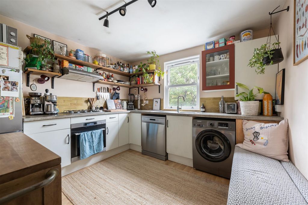 Property photo 3 of 20 Markhouse Avenue, E17