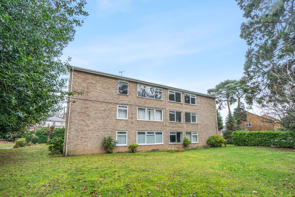 Property photo 2 of 12 9 Coniston Court, Hanger Hill, Weybridge, Kt13 9Yr