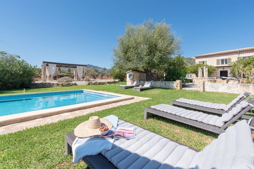 Property photo 1 of 20 Swimming Pool (2)