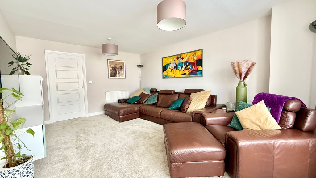 Property photo 3 of 21 Lounge