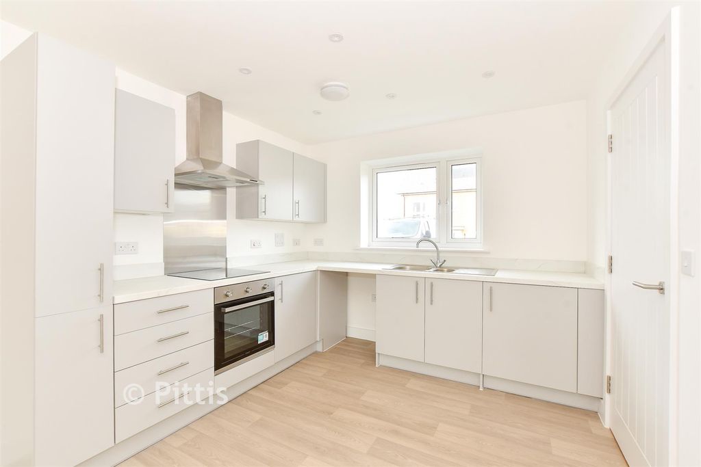 Property photo 3 of 17 Kitchen