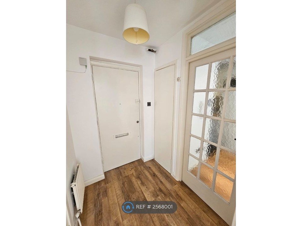 Property photo 2 of 10 Hallway