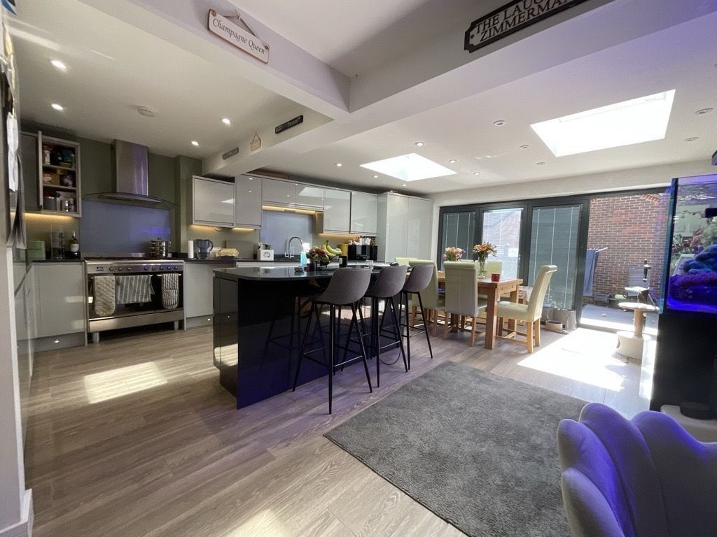 Property photo 3 of 9 Kitchen