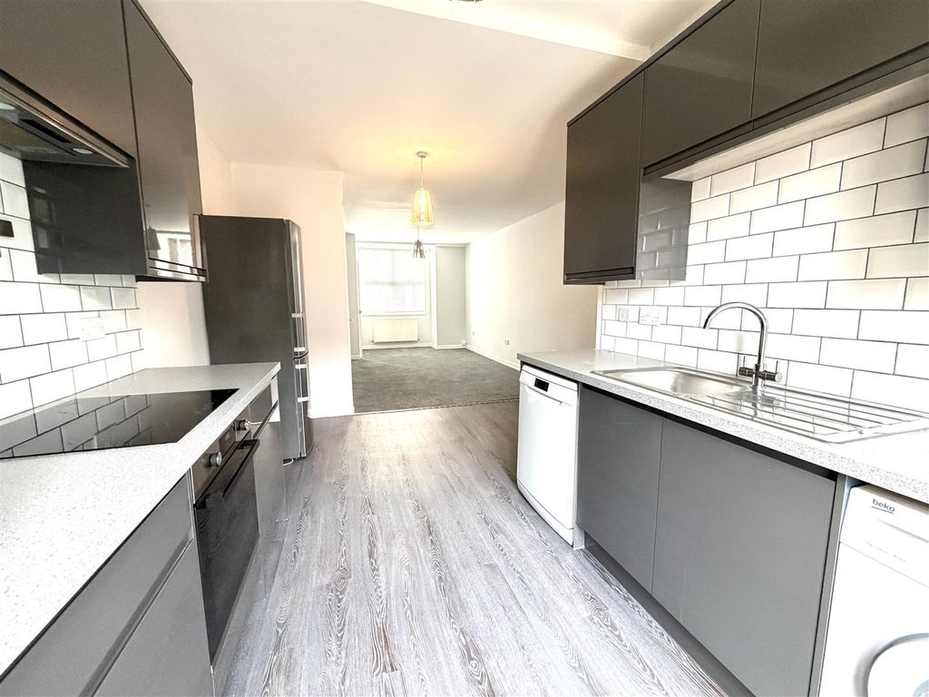 Property photo 3 of 10 Kitchen.Jpeg