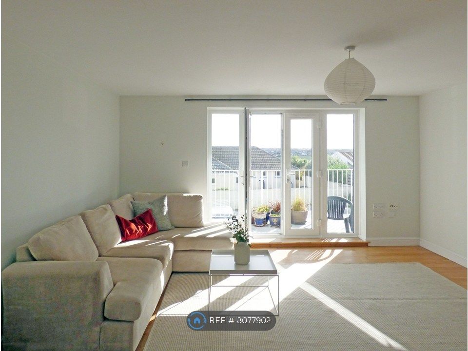 Property photo 1 of 10 Living Space 001