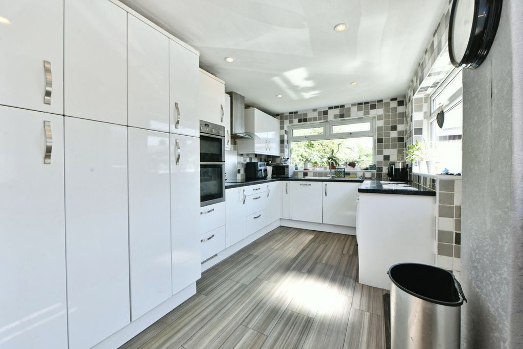 Property photo 1 of 17 Kitchen