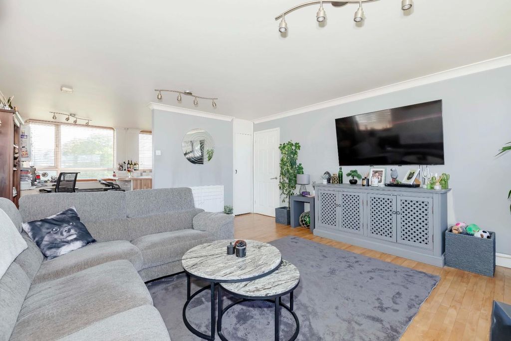 Property photo 2 of 18 Kings Court_13.Jpg