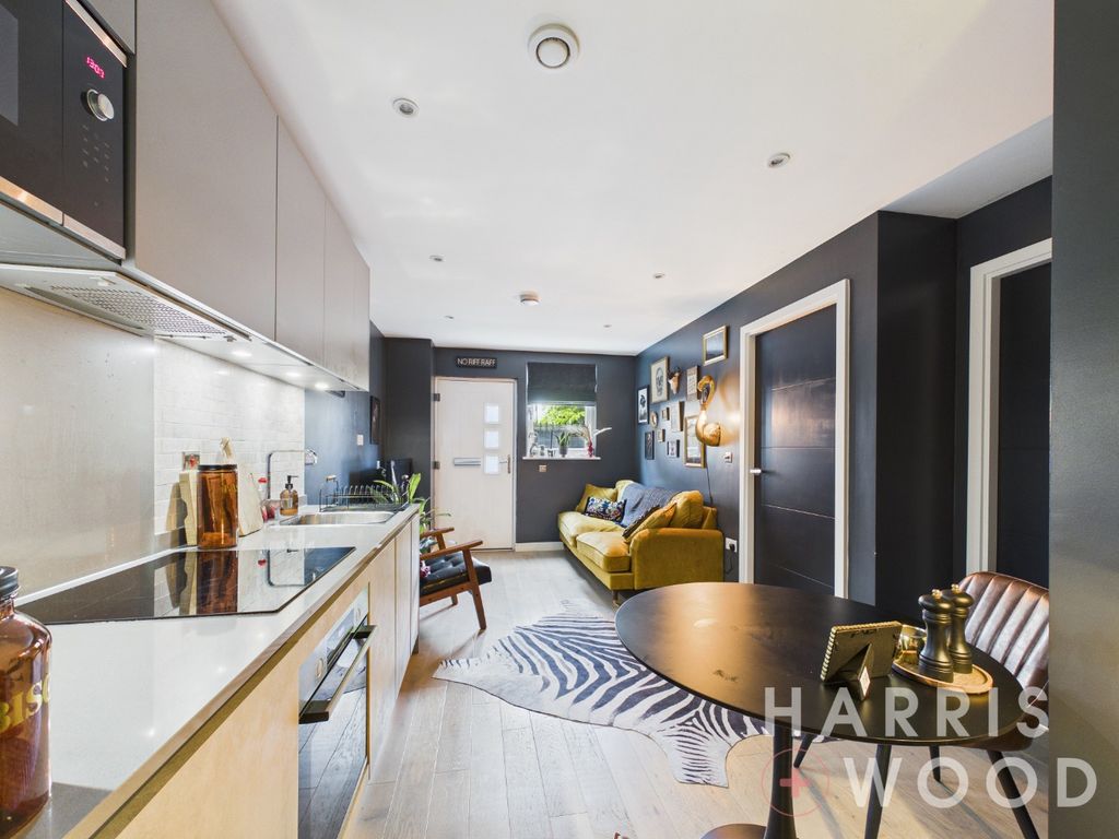 Property photo 3 of 12 5070353