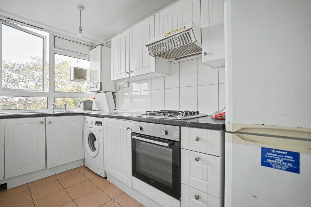 Property photo 3 of 18 22 Ryan Court, Baldry Gardens, Streatham, London Sw16 3Pj