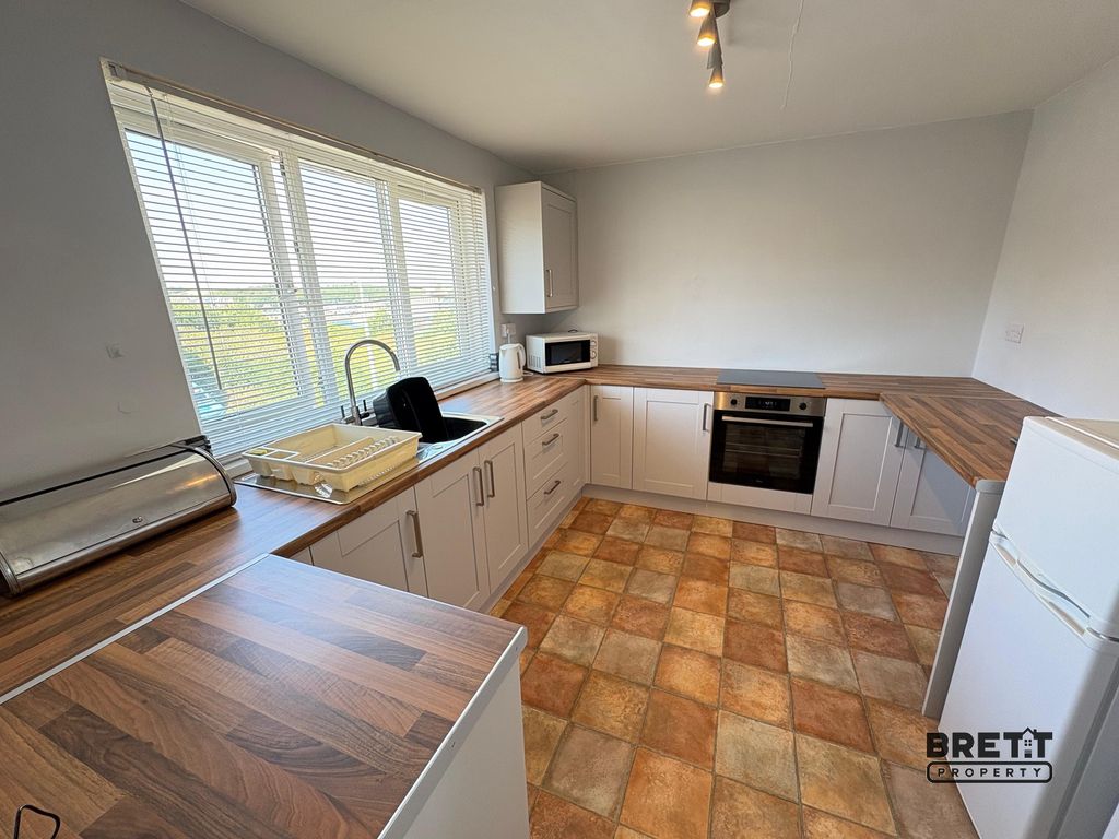 Property photo 2 of 8 Kitchen
