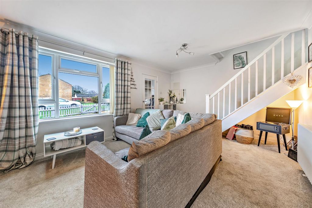 Property photo 2 of 8 Lounge