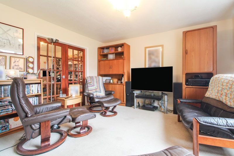 Property photo 3 of 18 Lounge