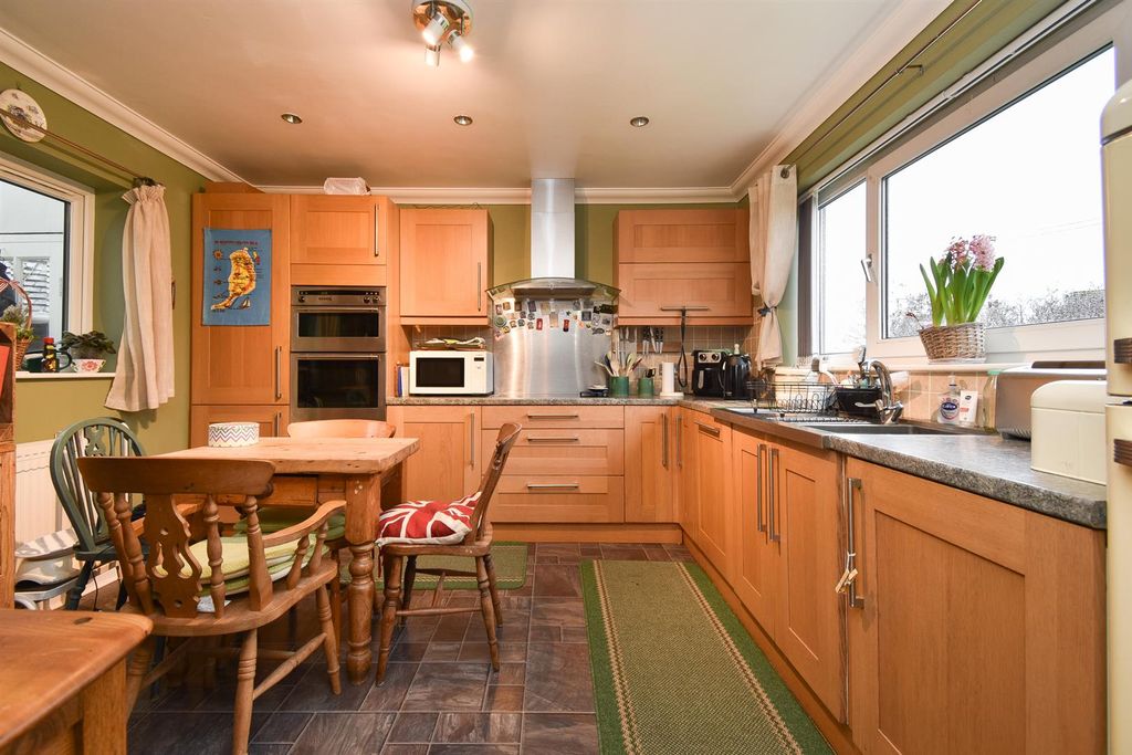 Property photo 3 of 23 Kitchen