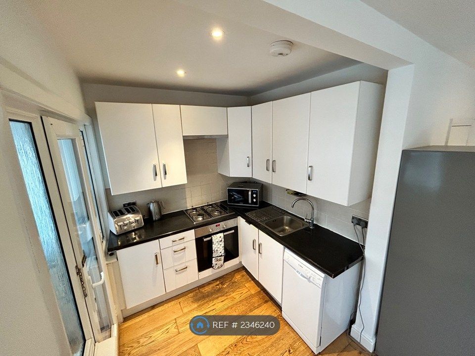 Property photo 3 of 18 Kitchen 1