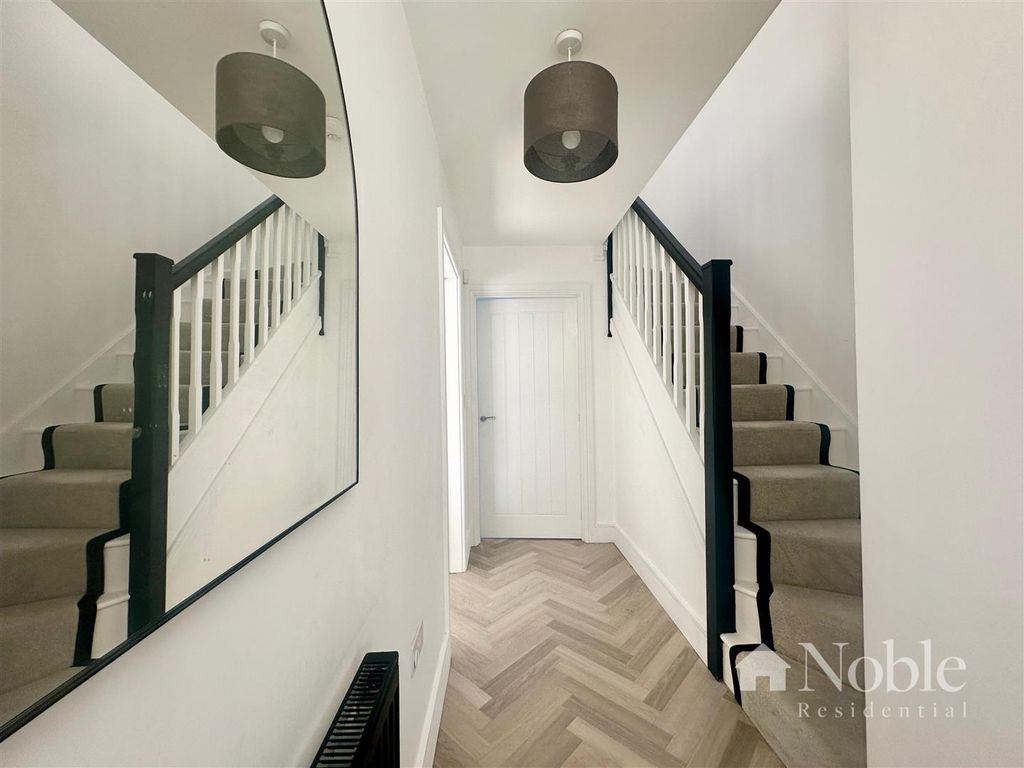 Property photo 3 of 22 Entrance Hall