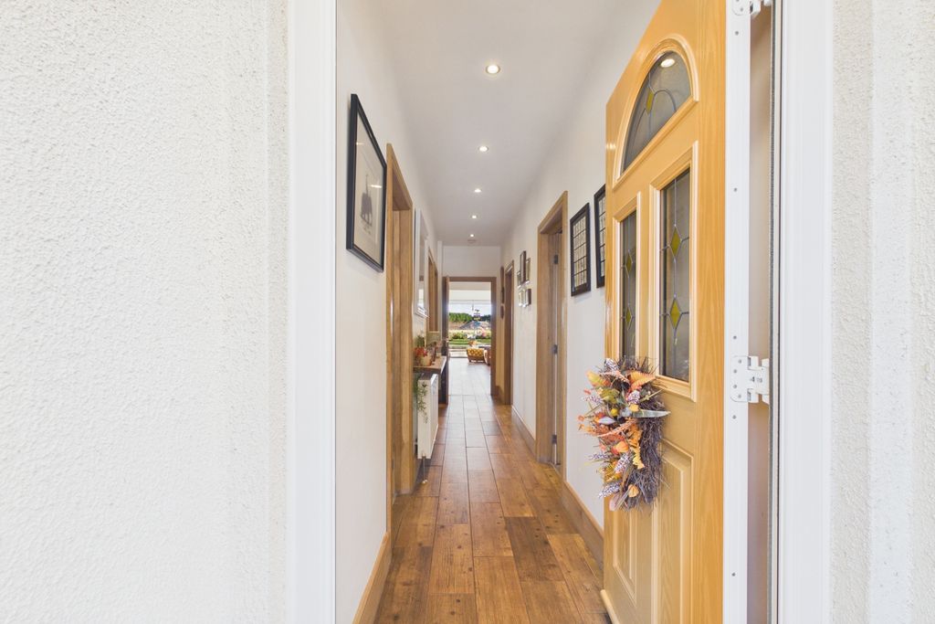 Property photo 2 of 44 Ewemove - Spalding - Station Rd - Hallway