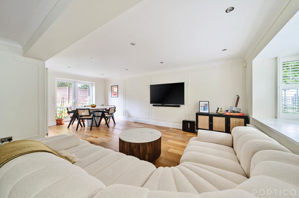 Property photo 2 of 20 Living 1