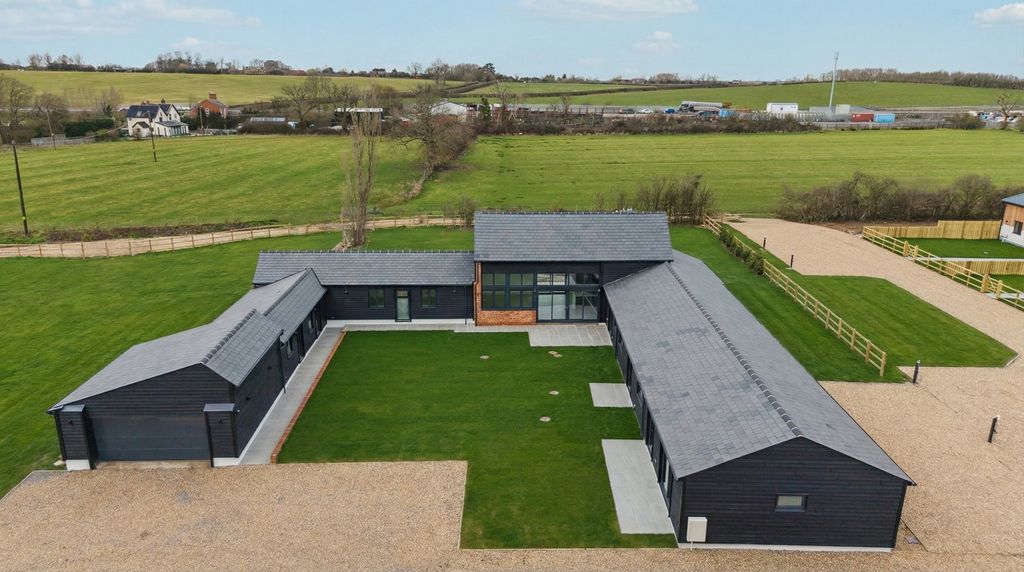 Property photo 2 of 9 Charndon Farm Barn