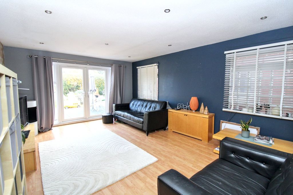 Property photo 3 of 42 Lounge