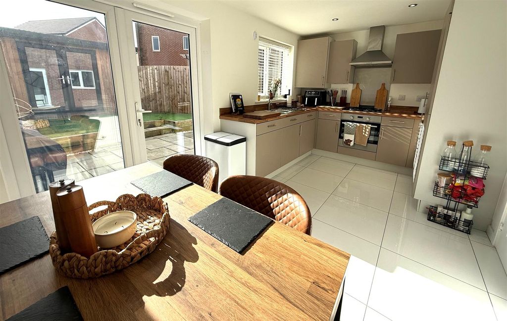 Property photo 2 of 28 Kitchen/Dining Room
