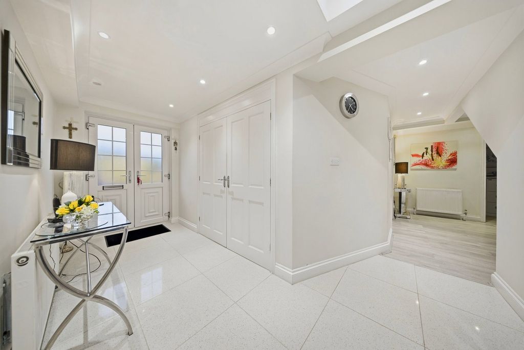 Property photo 3 of 28