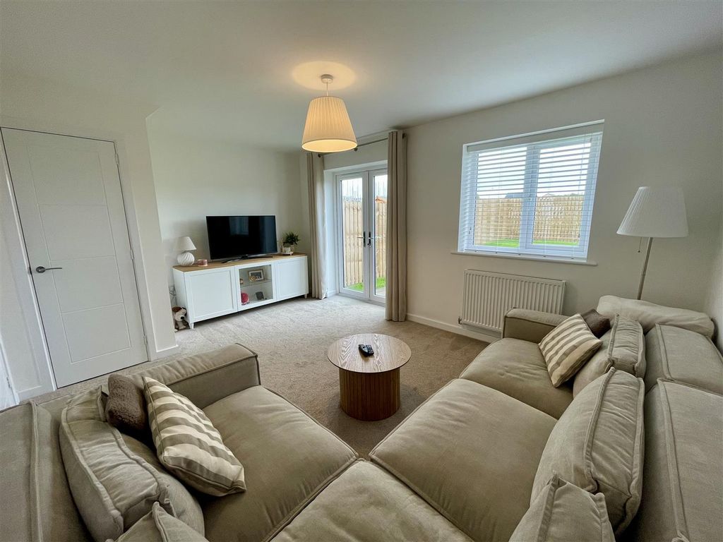 Property photo 2 of 12 Lounge