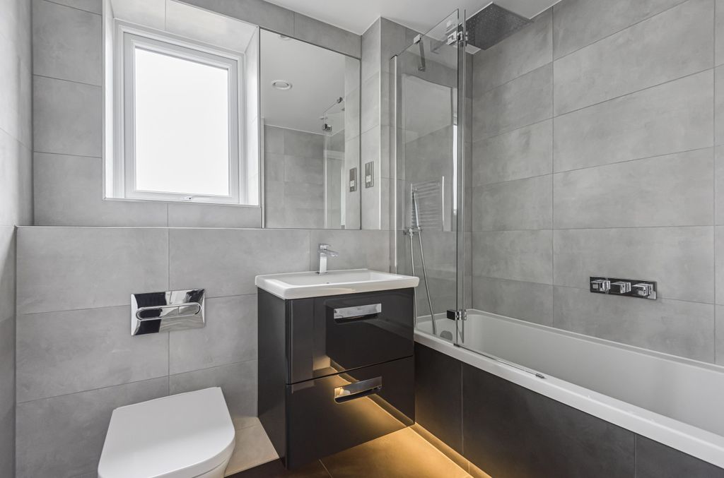 Property photo 2 of 8 Bathroom