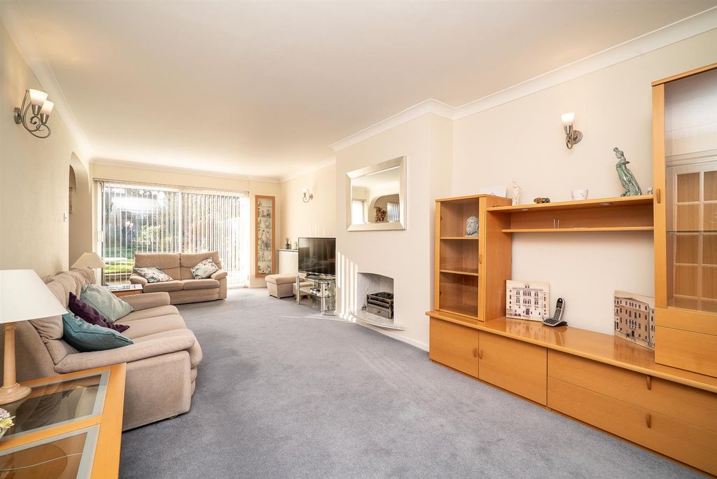 Property photo 2 of 18 Lounge