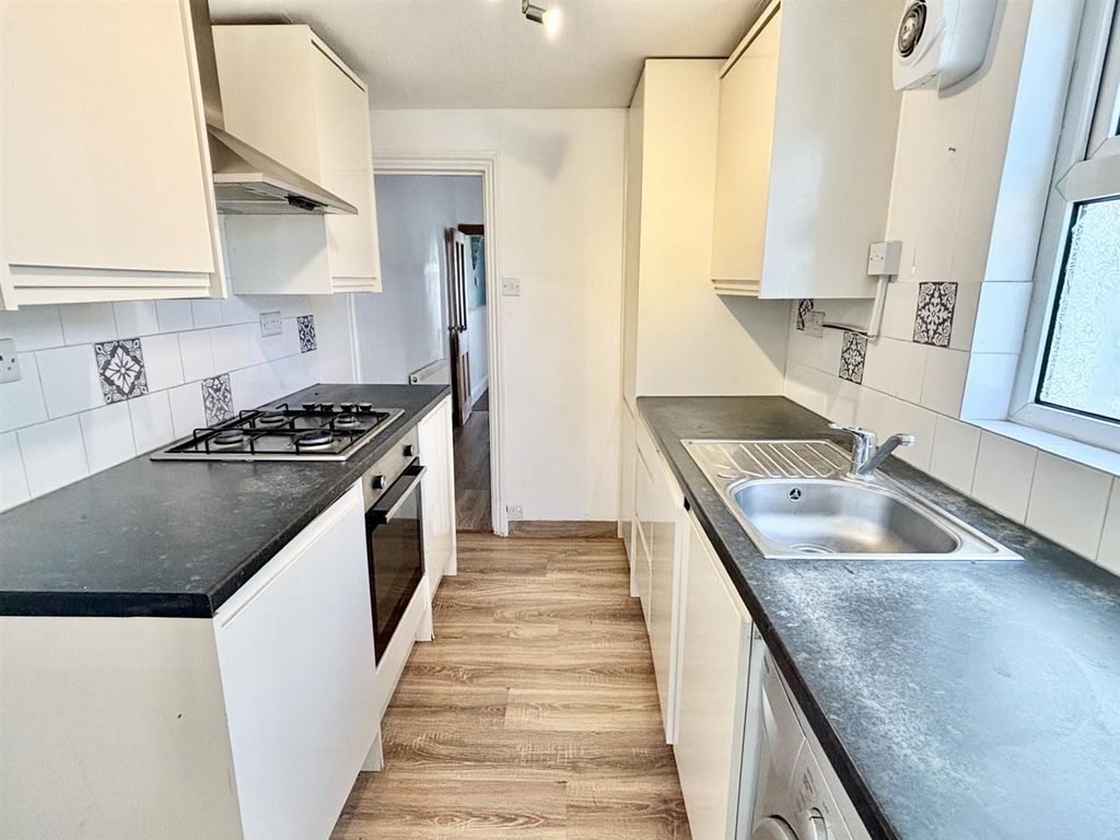 Property photo 3 of 12 Kitchen