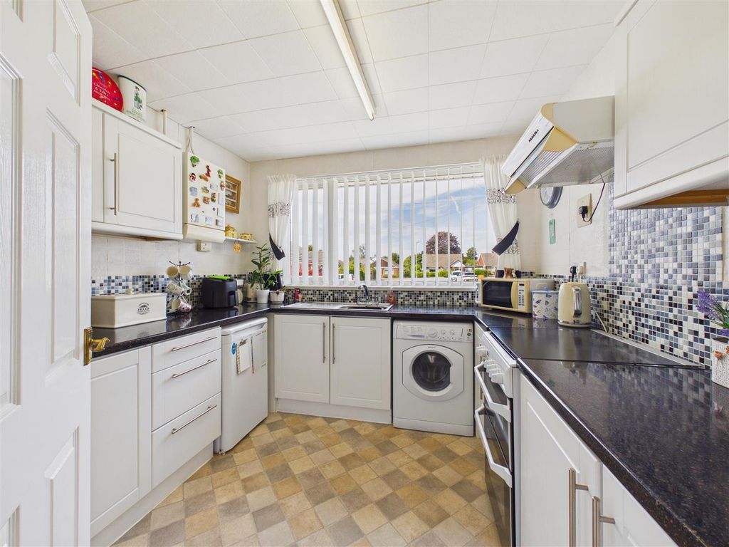 Property photo 2 of 10 Kitchen