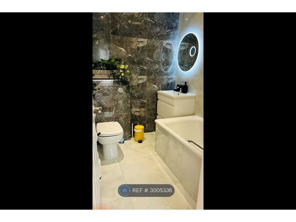 Property photo 3 of 19 Bathroom