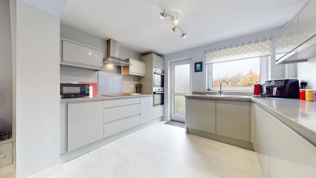 Property photo 3 of 26 Avon Road Kitchen