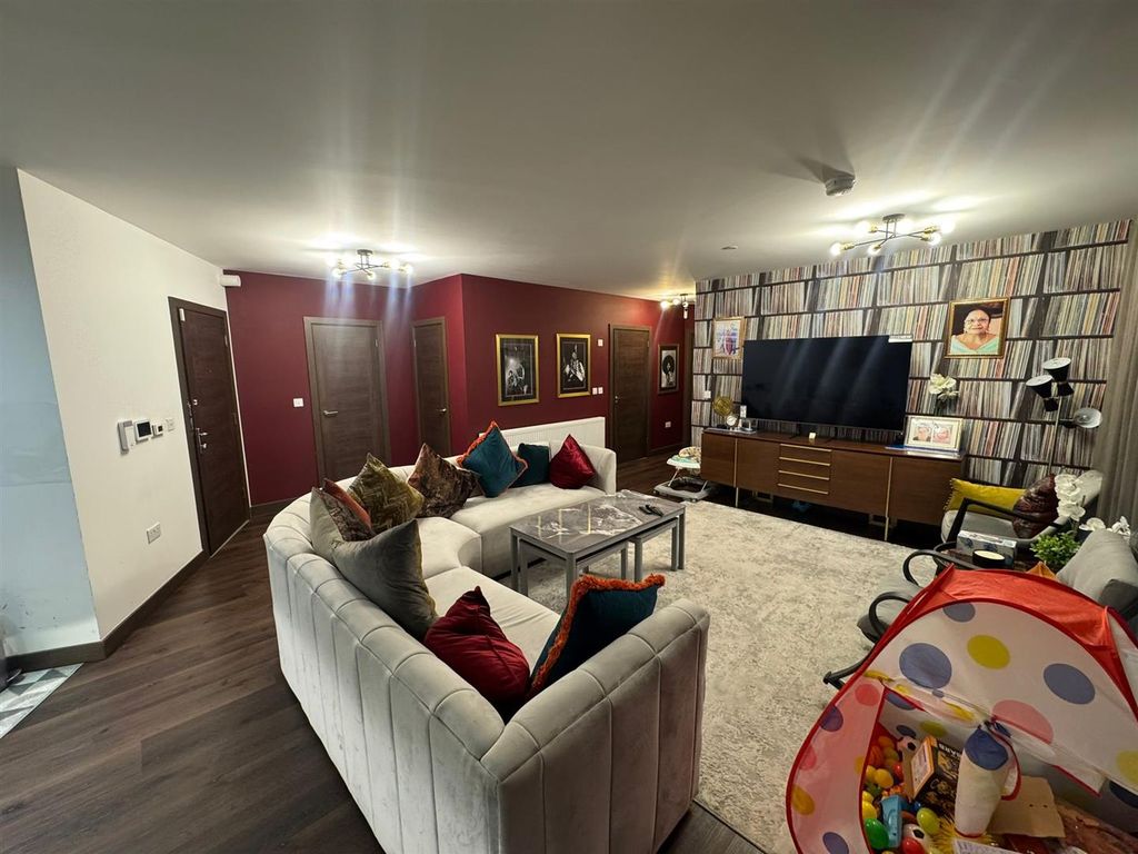 Property photo 2 of 11 Gallery