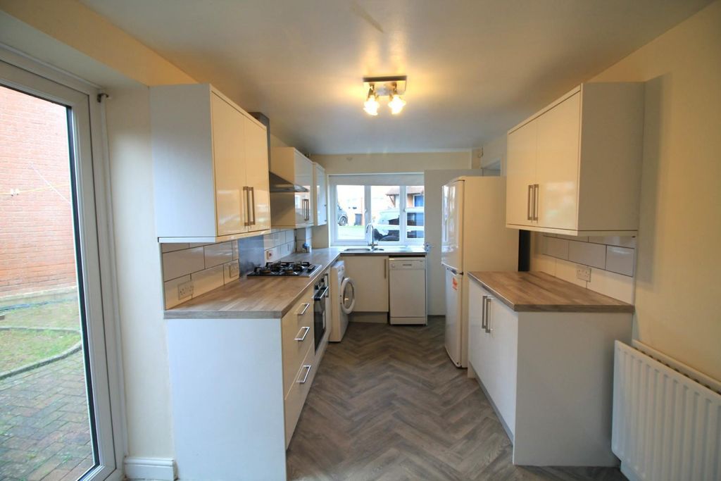 Property photo 3 of 9 Kitchen 2.Jpg