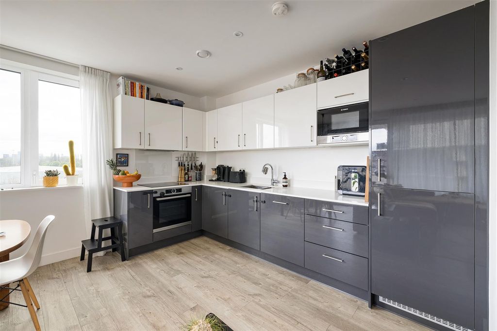 Property photo 3 of 23 Beck Square, E10