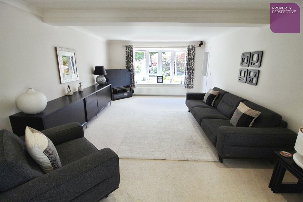 Property photo 2 of 18 Lounge