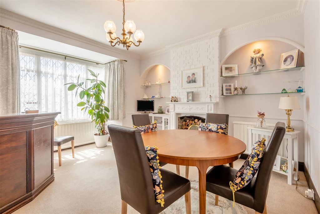 Property photo 3 of 16 8698866-Interior08.Jpg