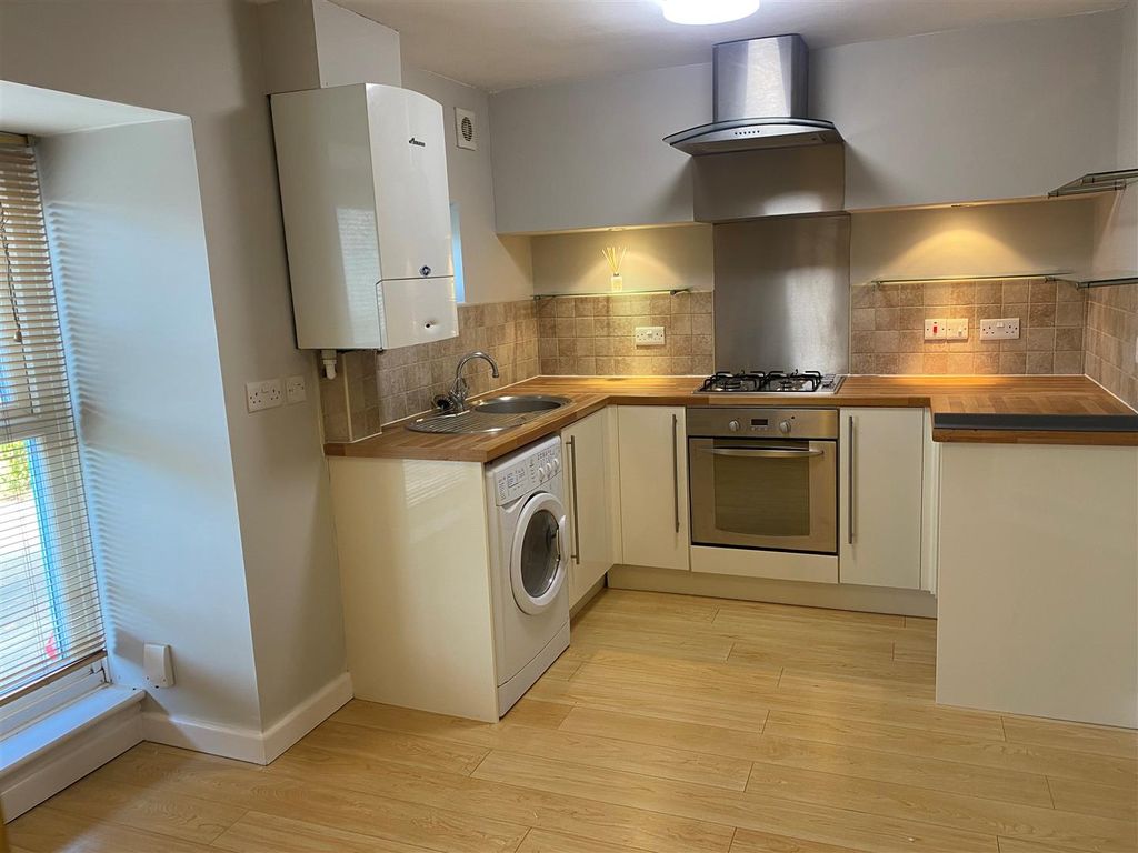 Property photo 2 of 9 Kitchen / Lounge