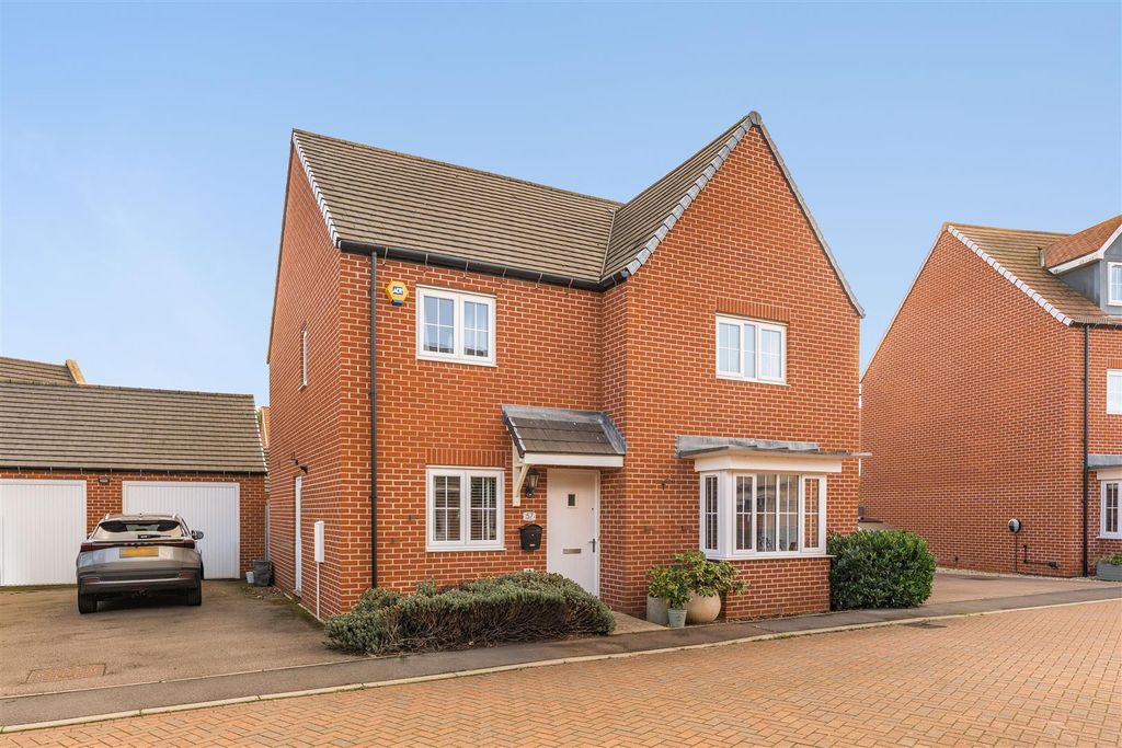 Property photo 1 of 21 57 Yarrow Road, Bodicote-1.Jpg