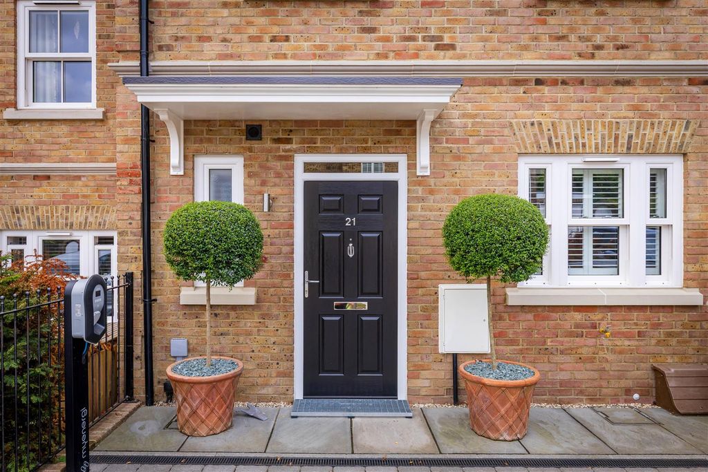 Property photo 3 of 45 21_Rivermount_Gardens-45.Jpg