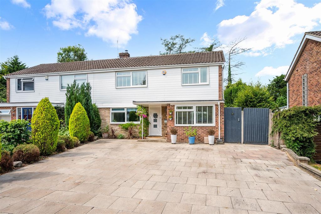 Property photo 1 of 26 Avenue Close, 10- (27).Jpg
