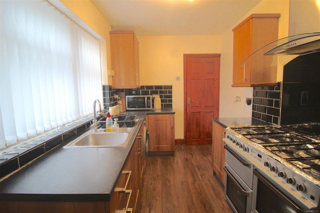 Property photo 2 of 12 Kitchen